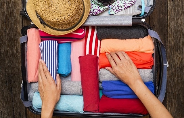 Importa pois in collecting accessories needed by women on a trip Importa pois in collecting accessories needed by women on a trip