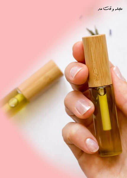 Jojoba oil has a composition similar to the sebum produced by the skin, and for this reason, it preves the eyebrow from becoming dry and brittle, thus strengthening and growing the eyebrow.