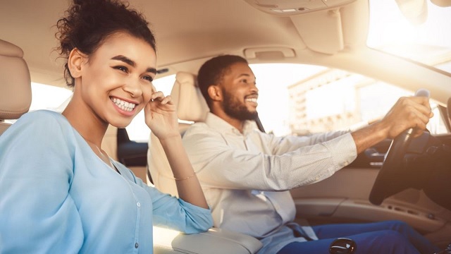 To travel by private car, be sure to sit straight in the car