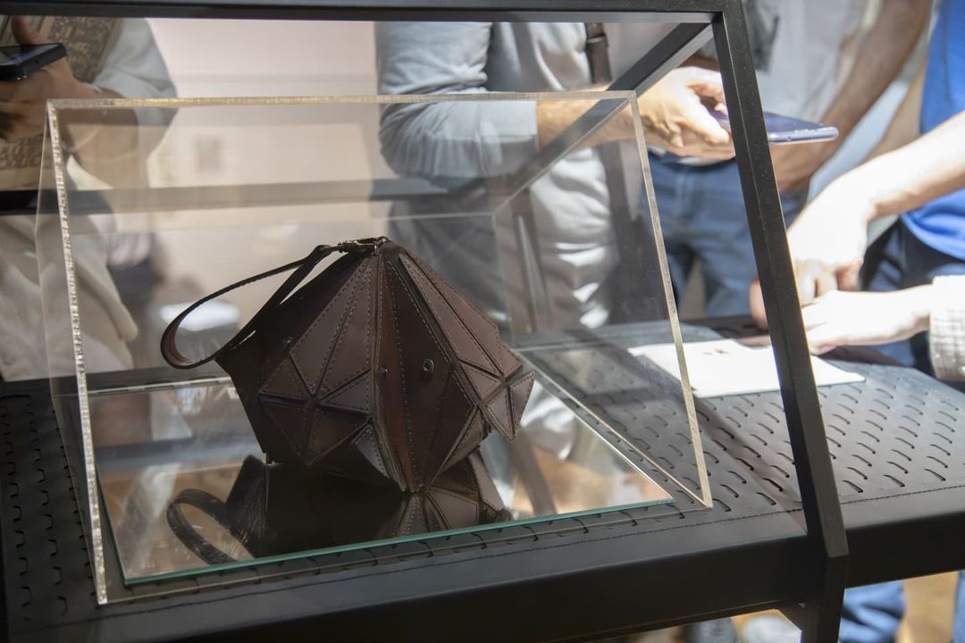 Infinite: a leather bag with the ability to change shape