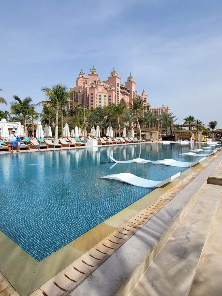 Atlais hotel pool