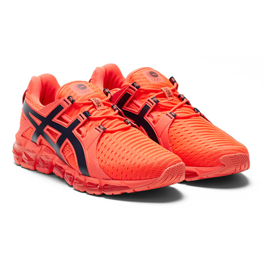 Sports shoes with carbon fiber plates