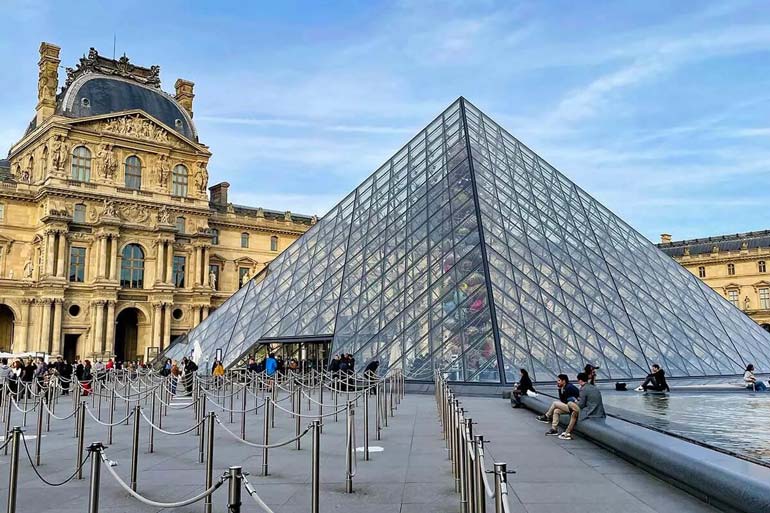The erance to the Louvre Museum in Paris
