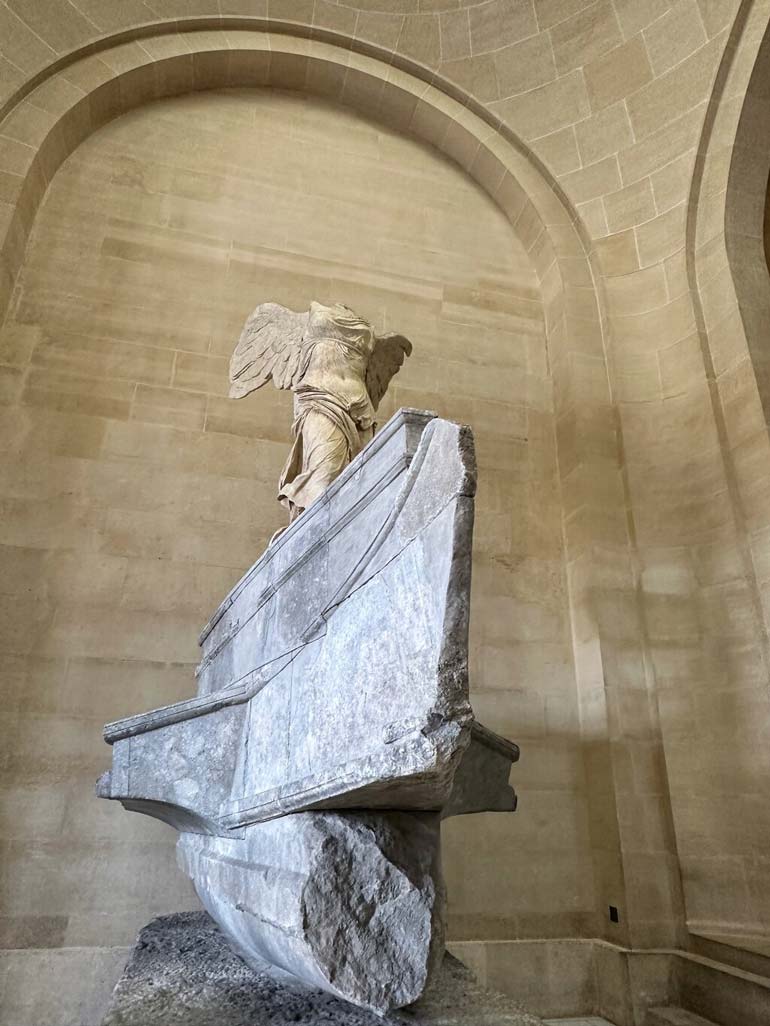 The famous statues of the Louvre Museum 