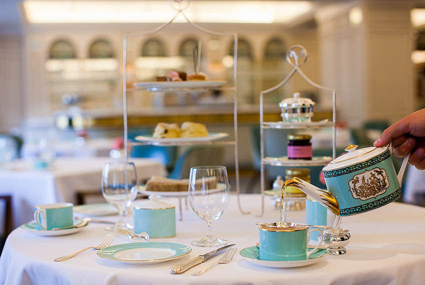 A complete list of the most attractive souvenirs of London 12 English tea