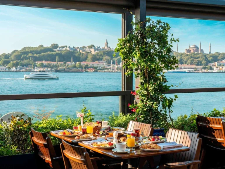 The climate of the Bosphorus Strait