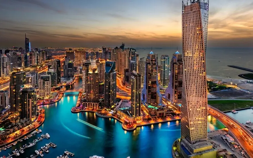 Dubai Marina is an eertainme and tourism area
