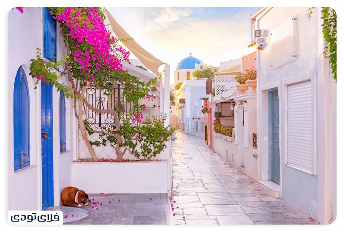 Walking in the traditional neighborhoods of Saorini