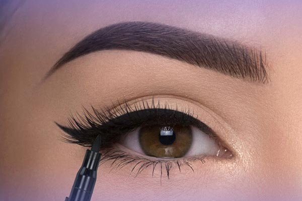 Cat eyeliner model for almond eyes