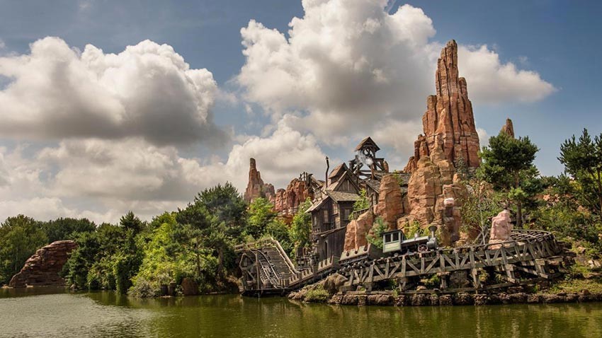 Disneyland Paris; Where magic becomes reality 4 Disneyland Paris attractions