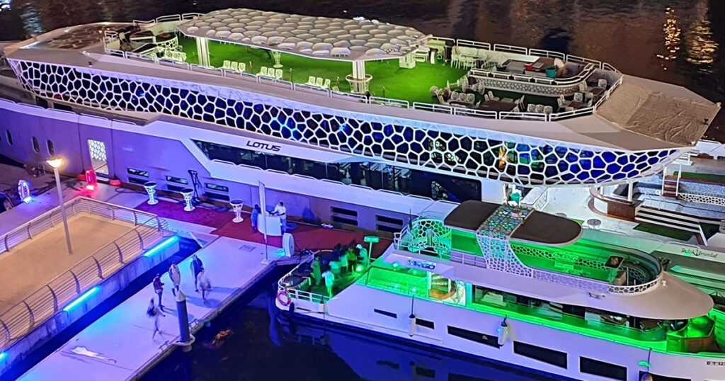 Dubai Lotus boat, one of Dubai's eertainme at night 