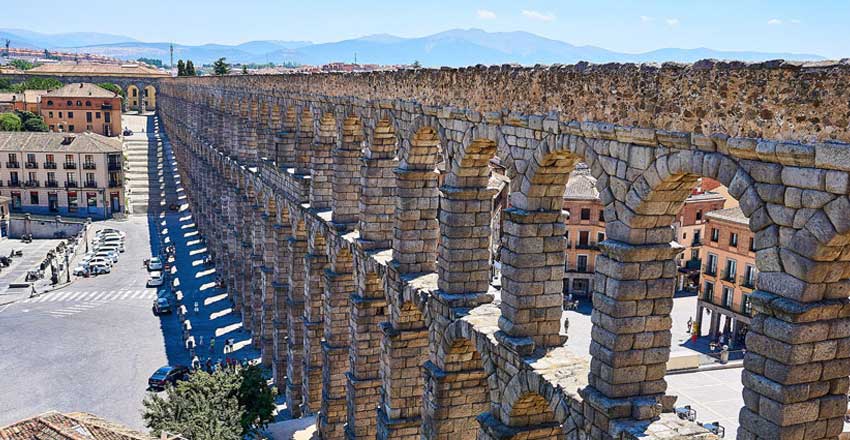 Sights of Spain: the coury of pristine beaches and unique nature 6 Segovia's Roman aqueduct is one of the must-see places in Spain
