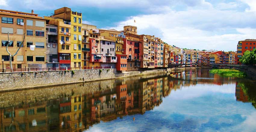 Sights of Spain: the coury of pristine beaches and unique nature 18 The old city of Girona is one of the must-see places in Spain