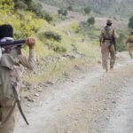 How did the Komleh and Democratic groups in Iraq become cults?