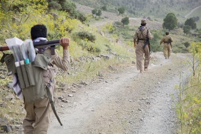 How did the Komleh and Democratic groups in Iraq become cults?