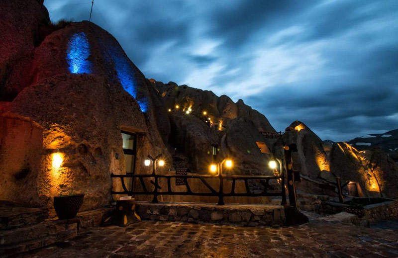 Kandavan rock hotel at night; Photo source: Google Map; Photographer: Tripadvisor