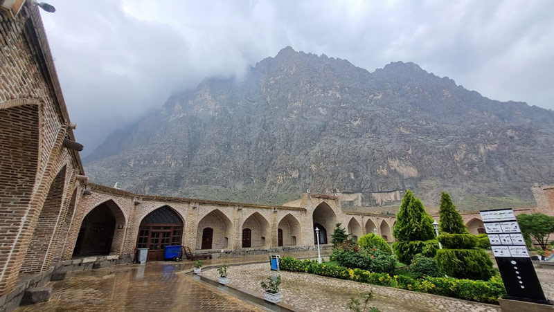 The yard of Laleh Bistun hotel in Kermanshah; Photo source: Google Map; Photographer: Mohammad Saleh Timar