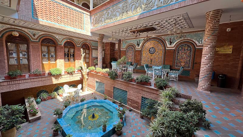 Boutique courtyard of Razaz Hotel; Photo source: Google Map; Photographer: Francesco Saracino