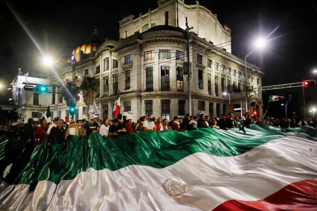 Invasion of protesters against judicial reforms to the Mexican Senate with chains and pipes+photos