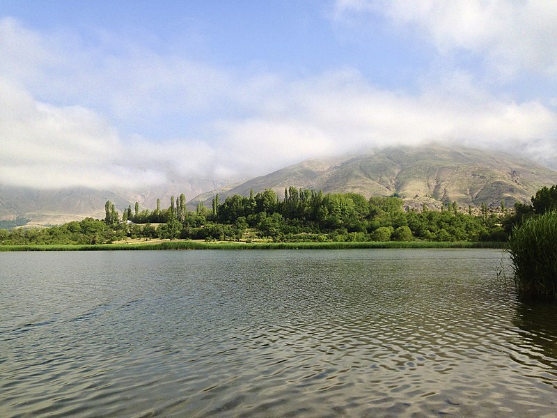 Lake Evan nature, photo source: Wikipedia, photographer: Shahryar.seven