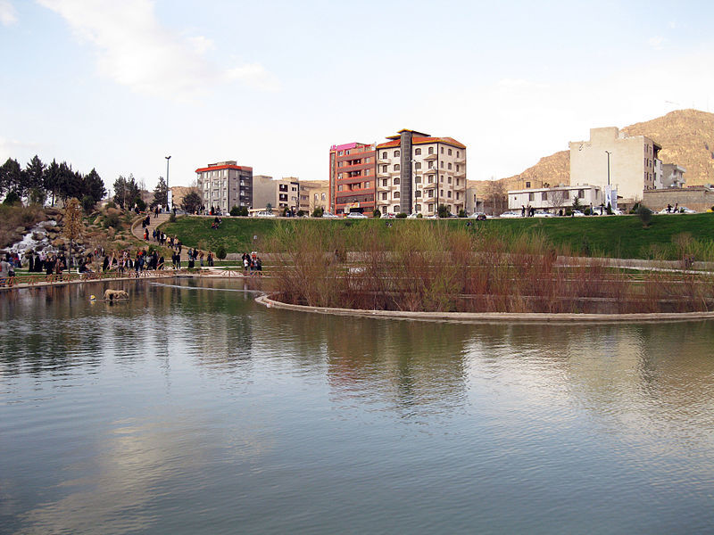 Tourists in Kew Lake Khorramabad, photo source Wikipedia, photographer: maysam