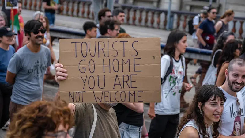 Mass tourism problems