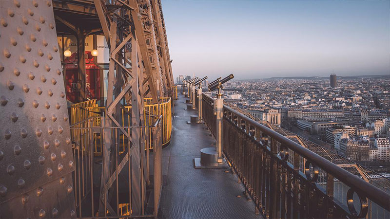Eiffel Tower (Eiffel Tower); One of the most famous attractions in Paris