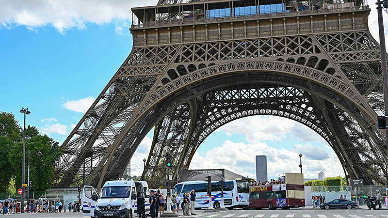 Eiffel Tower (Eiffel Tower); One of the most famous attractions in Paris