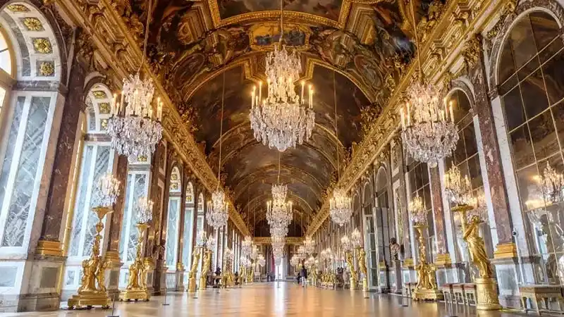 Iroducing the tourist attractions of Paris