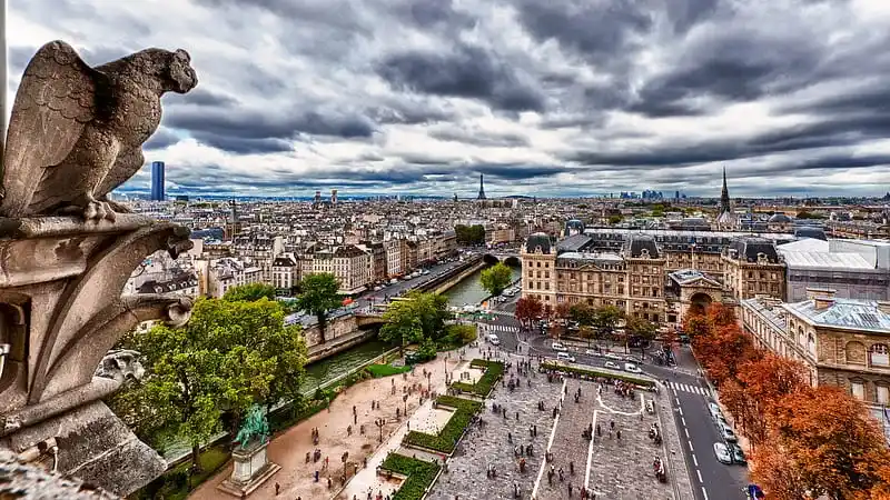 The best season to travel to Paris