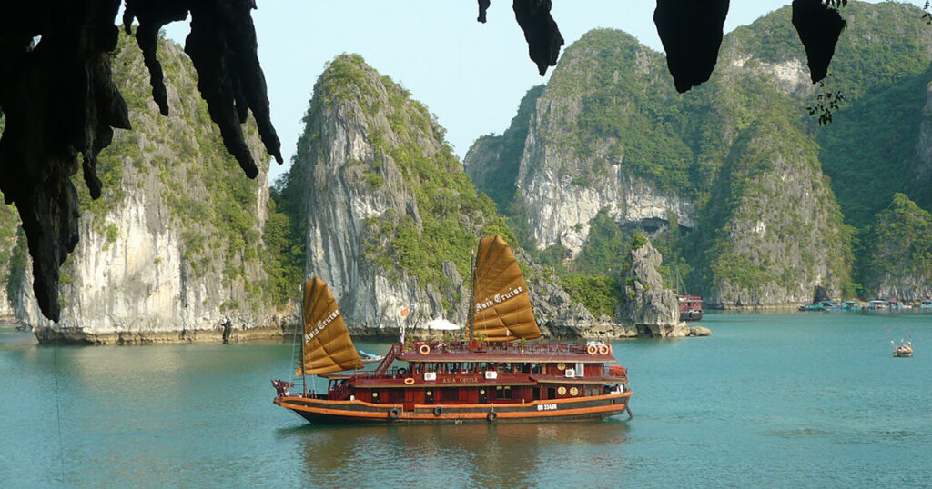 A picture of a boat on the water in Vietnam 