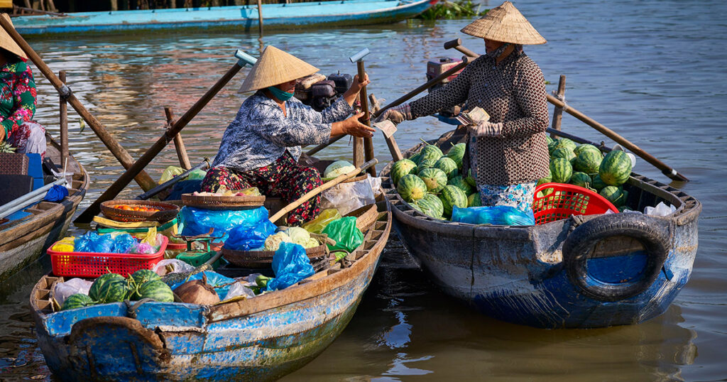 A picture of Vietnamese food vendors on a boat 