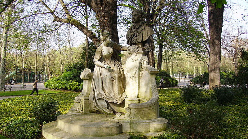 The collection of statues of aristocratic women in Luxembourg On the eastern and western terraces of the Luxembourg Park are twey statues that make up the group known as Reines de France et Femmes Illustres (Queens of France and Illustrious Women). Most of these famous women were from the ruling nobility of Badr France, and the most promine of them is the statue of Clemens Isor, who founded the poetry coest Les Jeux Floraux at the end of the 15th ceury. Importaly, the sculptures, created by various sculptors in the second half of the 19th ceury, are esseially academic in style, but choosing an all-female group for that period was a bold move.