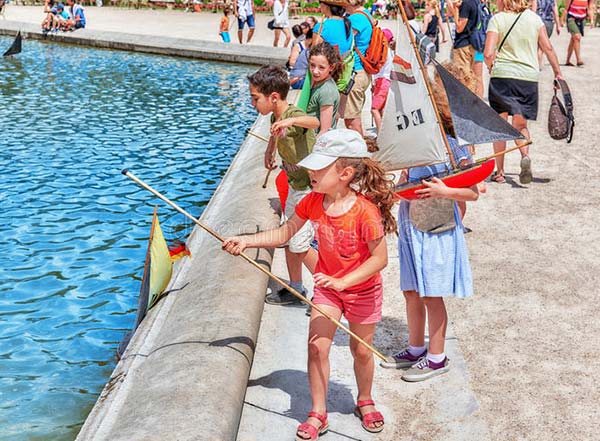 Special eertainme for children in Luxembourg Gardens in France