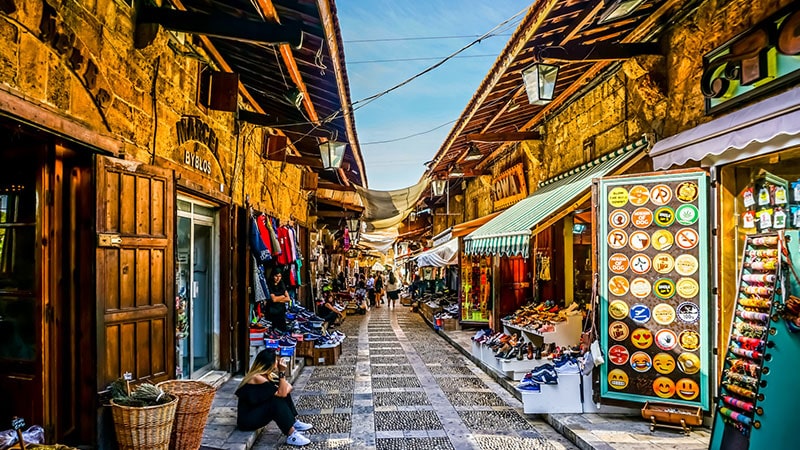 Visiting the old market of Baylos