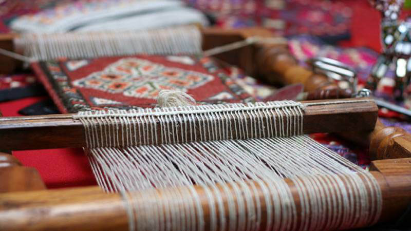 horizoal rug and carpet hangers; Photo source: exircarpets website; Photographer: Unknown