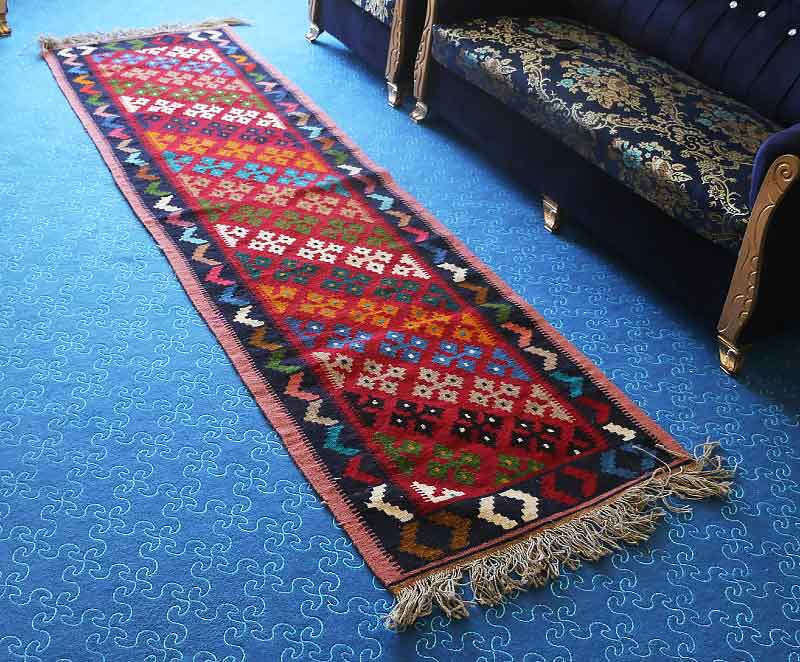 Long and narrow khumsa rug or Persian rug; photo source: basalam; Name of the photographer: unknown