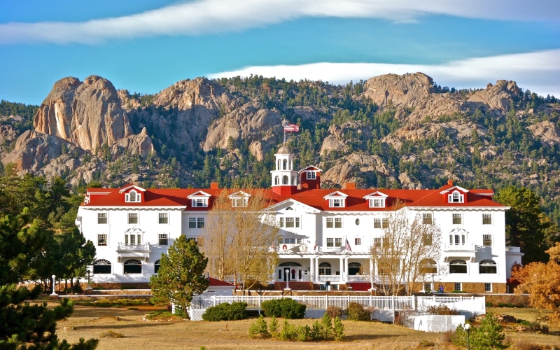 The Stanley Hotel of Darakhesh movie with a red roof; Photo source: afar.com site. Photographer: Glenn Taylor 