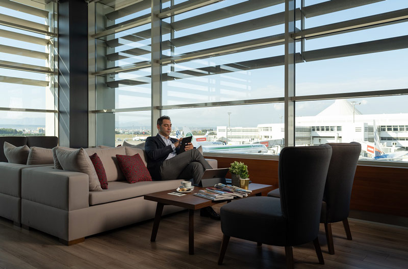passenger sitting on the sofa of the cip lounge of Aalya airport; Photo source: aalya-airport.aero, photographer: Emre Ceylan