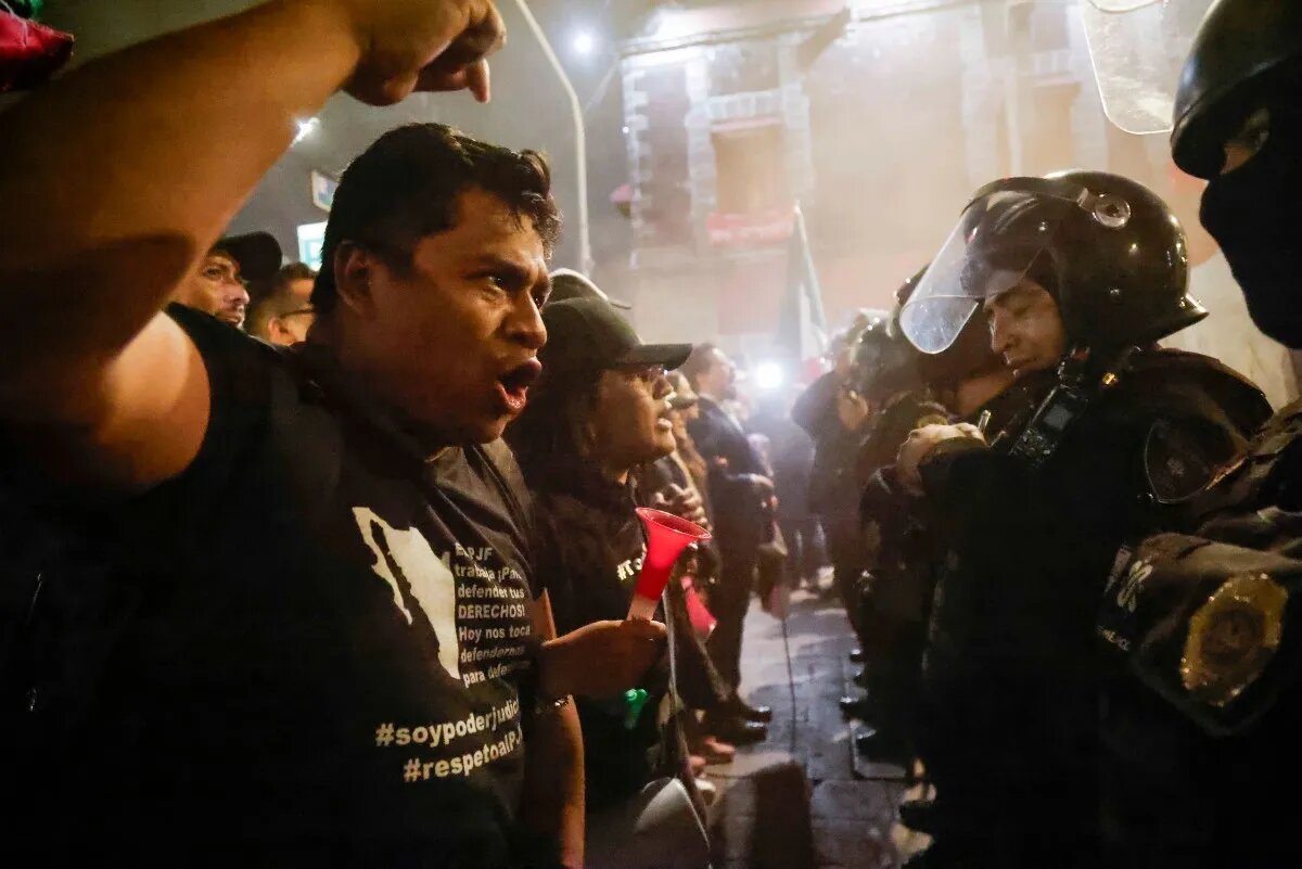 Invasion of protesters against judicial reforms to the Mexican Senate with chains and pipes+photos