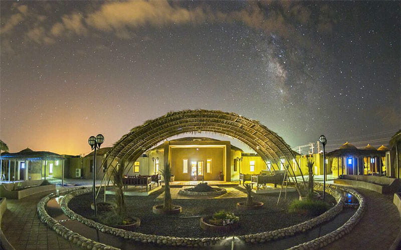 The grounds of Kapri Hotel Ghaleganj Kerman with night lighting, photo source: Instagram page @ Parsian.ghaleganj.hotels, photographer: unknown