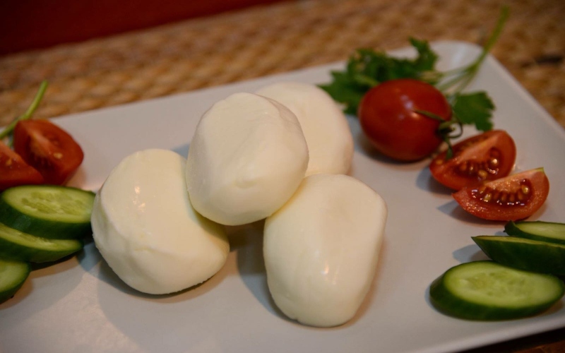 Turkish Hatay cheese with cucumber and tomato; Photo source: naturalkoyurunleri.com. Photographer: Unknown