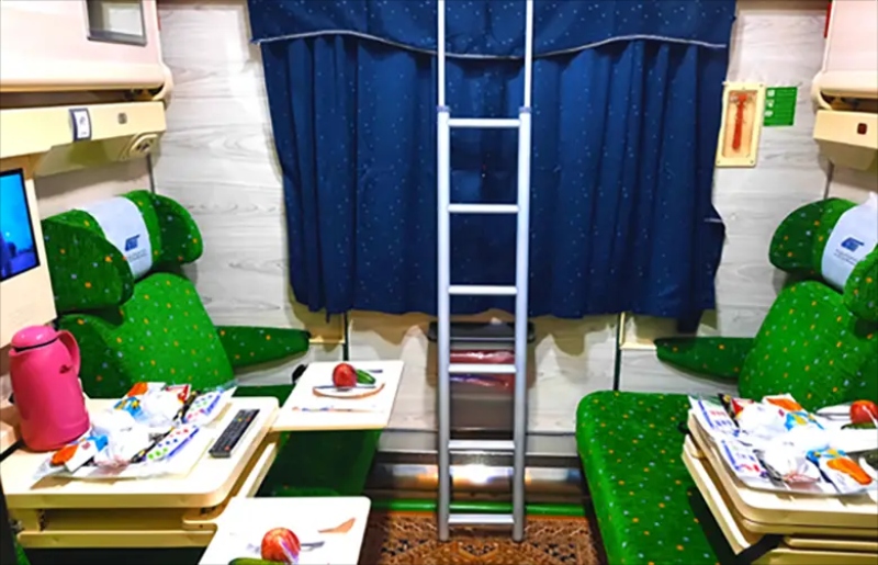 New green train with special reception; Photo source: worldtravels.ir. Photographer: Unknown