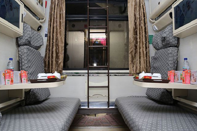 Catering in Alborz Raja train compartme; Photo source: moohajer.com. Photographer: Unknown