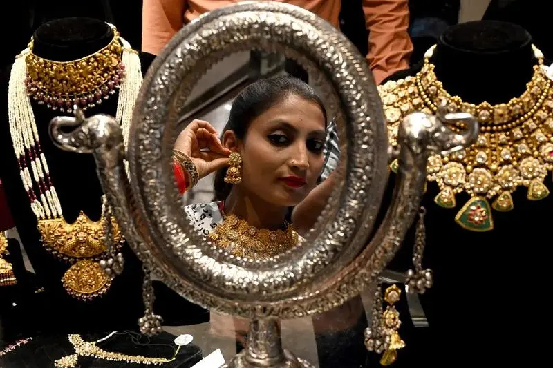Buying jewelry during Diwali celebration; Photo source: Edition.cnn.com website. Photographer: Narinder Nanu