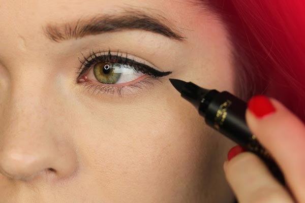 Drawing classic and simple eyeliner for big eyes