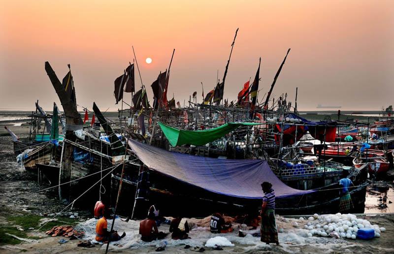 The governme's 22-day ban on fishing in the seas and rivers of Bangladesh with the aim of protecting the national species during the spawning season; Photo source: the guardian; Name of photographer: Mohammed Shajahan