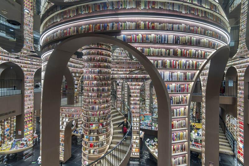 Visitors to the high shelves of certain bookstores in China; Photo source: the guardian; Name of the photographer: unknown