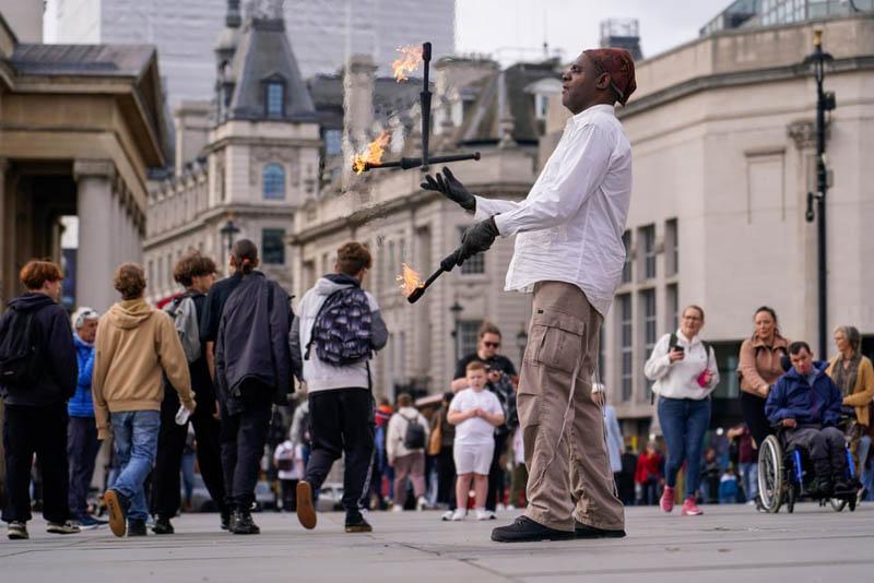 Performer of dramatic movemes in London; Photo source: the guardian; Photographer name: Alberto Pezzali