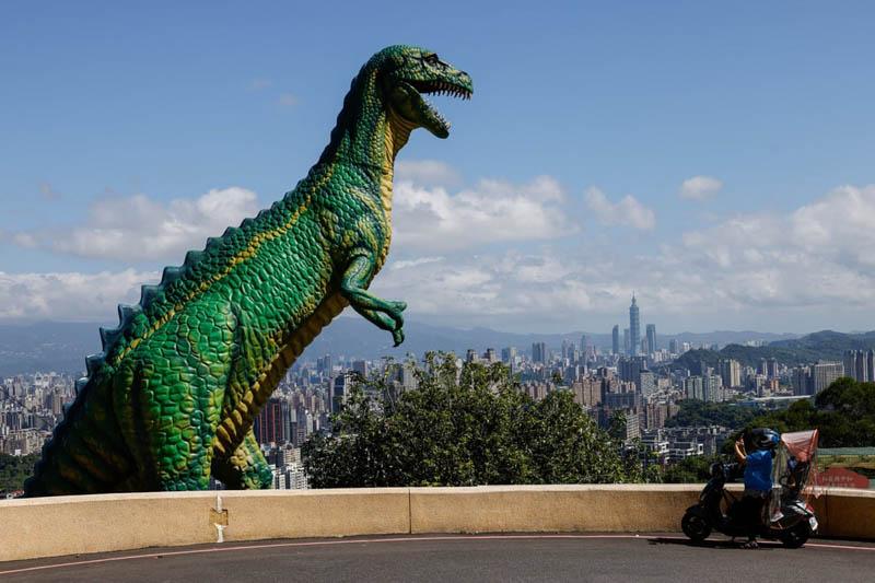 A gia dinosaur statue in Taipei, <a href=
